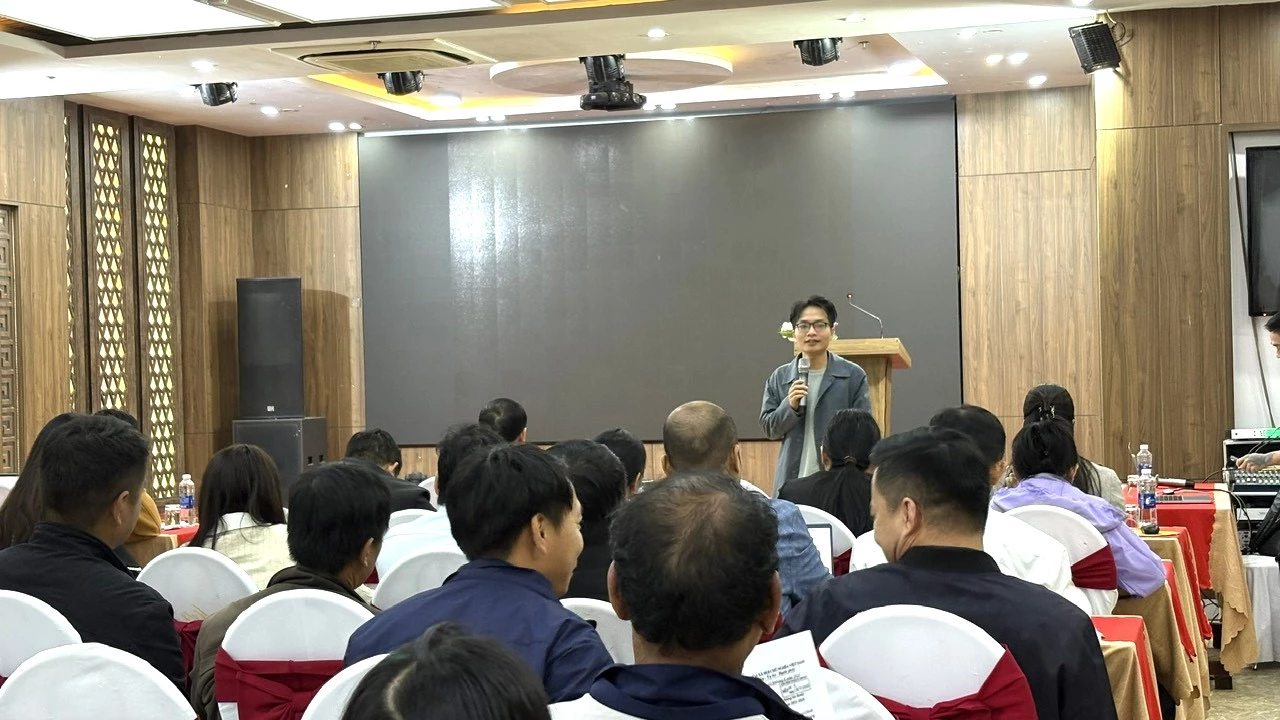 សាស្ត្រាចារ្យមកពីបណ្ឌិតសភាសារព័ត៌មាន និងសារគមនាគមន៍ បង្ហាញខ្លឹមសារបណ្តុះបណ្តាល - រូបថត៖ Hoang Linh