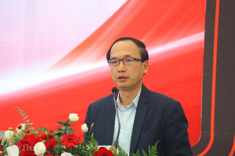 សាស្ត្រាចារ្យបណ្ឌិត Bui Tien Thanh ប្រធានមហាវិទ្យាល័យសំណង់ សាកលវិទ្យាល័យដឹកជញ្ជូន ថ្លែងក្នុងសិក្ខាសាលានេះ។ រូបថត៖ Thanh Tuan