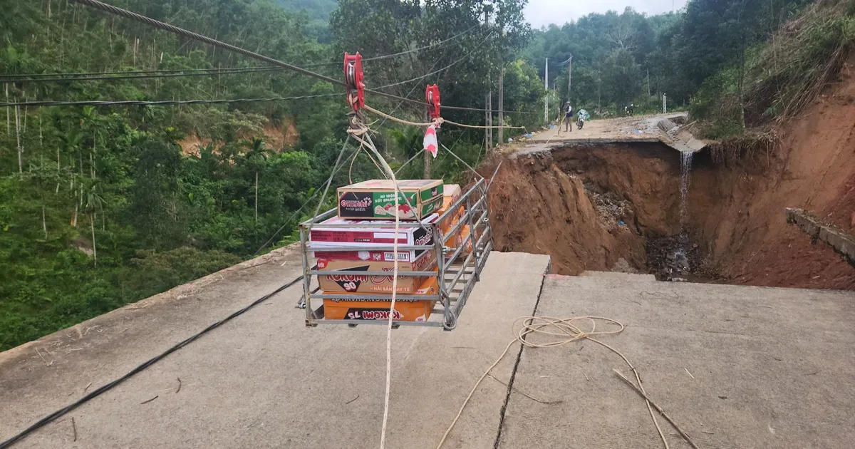 Quảng Ngãi: Hơn 30 điểm sạt lở trên tuyến ĐH83 qua xã Sơn Tây Hạ vẫn chưa thể khắc phục