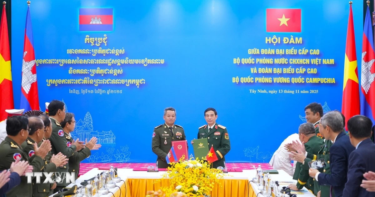 Giao lưu hữu nghị quốc phòng biên giới Việt Nam-Campuchia: Hai Bộ trưởng hội đàm