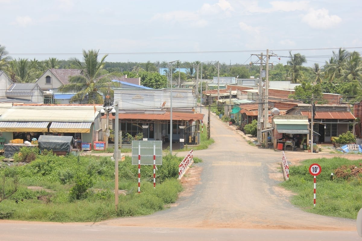 ການລ້ຽງສິນໃນນ້ຳຊ່ວຍໃຫ້ປະຊາຊົນຢູ່ໝູ່ບ້ານ B4, ຕາແສງ ລົກນິງ ປ່ຽນແປງຊີວິດ. ພາບ: ເຈີ່ນແທງ. Thủy sản giúp người dân ấp B4, xã Lộc Ninh đổi đời. Ảnh: Trần Trung.