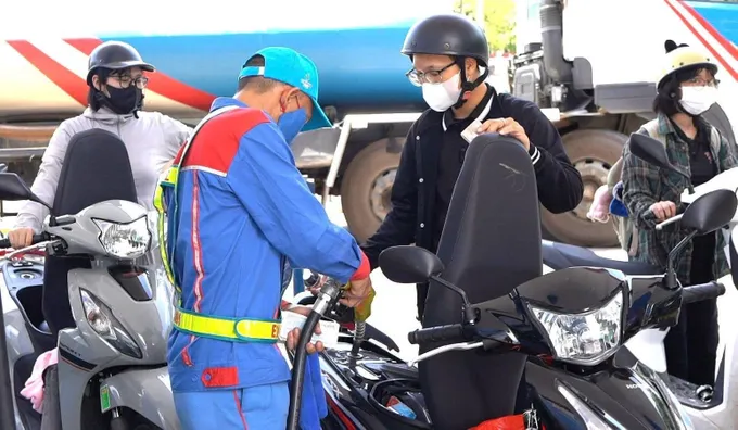 يملأ الناس سياراتهم الشخصية بالوقود الحيوي. صورة توضيحية