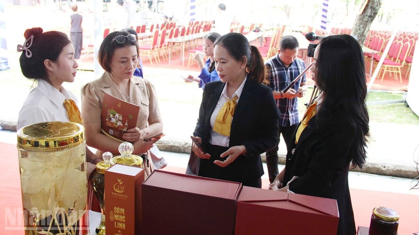 ប្រតិភូទស្សនាផលិតផលឱសថ។