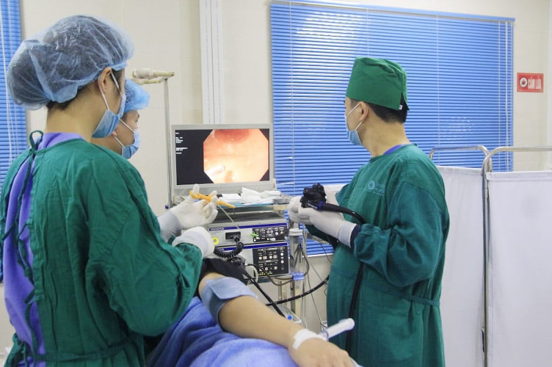 Ăn cháo yến, người phụ nữ bất ngờ bị hạt táo đỏ đâm thủng thành dạ dày- Ảnh 1.