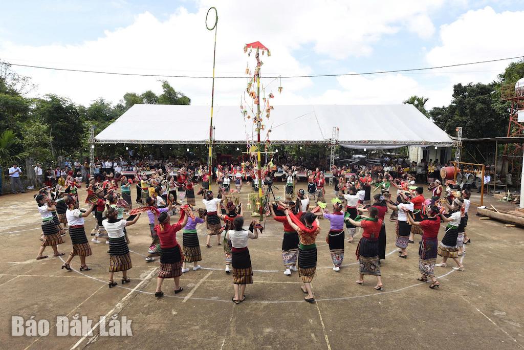 Einheimische und Touristen tanzen gemeinsam den Xoe-Tanz und stärken so den Gemeinschaftssinn beim Neuen Reisfest im Dorf Thai in der Gemeinde Ea Kiet. Foto: Do ​​Lan.