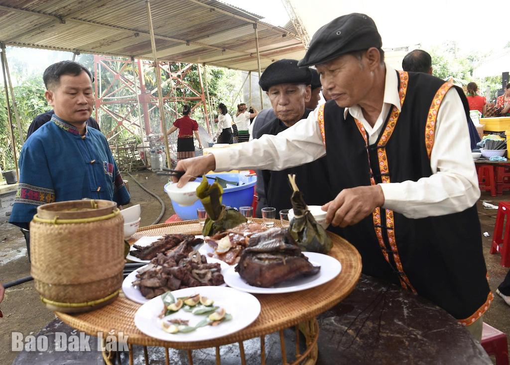 Die Opfergaben werden sorgfältig vorbereitet, um die neue Reisfestzeremonie des thailändischen Volkes in der Gemeinde Ea Kiet durchzuführen.