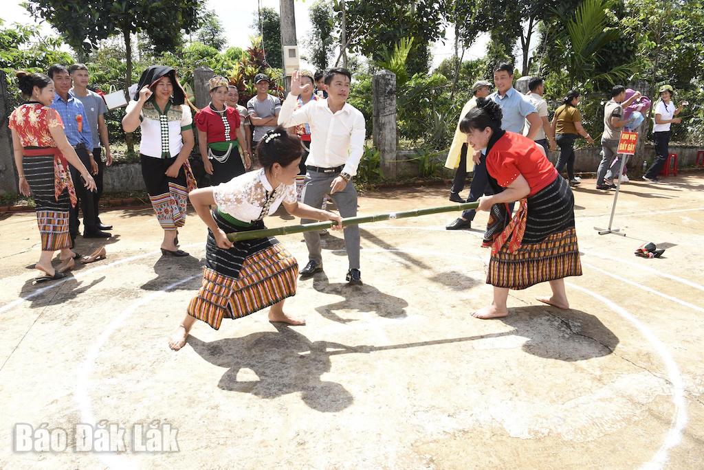 Viele Volksspiele wie Stockschieben werden im Rahmen des Festprogramms beim Neuen Reisfest der Thai in der Gemeinde Ea Kiet weiterhin gepflegt. Foto: Do ​​Lan