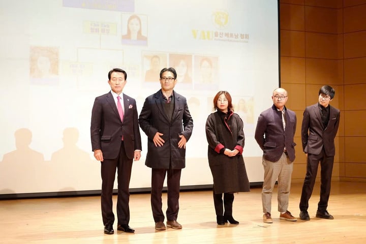 Dr. Tran Ngoc Vinh (jobbról az első) a Vietnámi Diákszövetség elnöke az Ulsani Egyetemen (Fotó: NVCC)