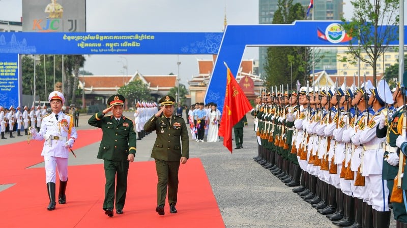 នាយឧត្តមសេនីយ៍ Phan Van Giang សមាជិកការិយាល័យនយោបាយ អនុលេខាគណៈកម្មាធិការមជ្ឈិមបក្ស រដ្ឋមន្ត្រីក្រសួងការពារជាតិ និងនាយឧត្តមសេនីយ៍ ទៀ សីហា ឧបនាយករដ្ឋមន្ត្រី និងជារដ្ឋមន្ត្រីក្រសួងការពារជាតិកម្ពុជា បានអញ្ជើញពិនិត្យកងកិត្តិយស។