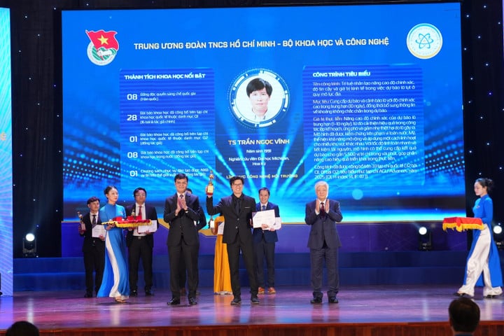 Dr. Tran Ngoc Vinh 2025 októberében megkapta a Golden Globe-díjat (Fotó: NVCC)