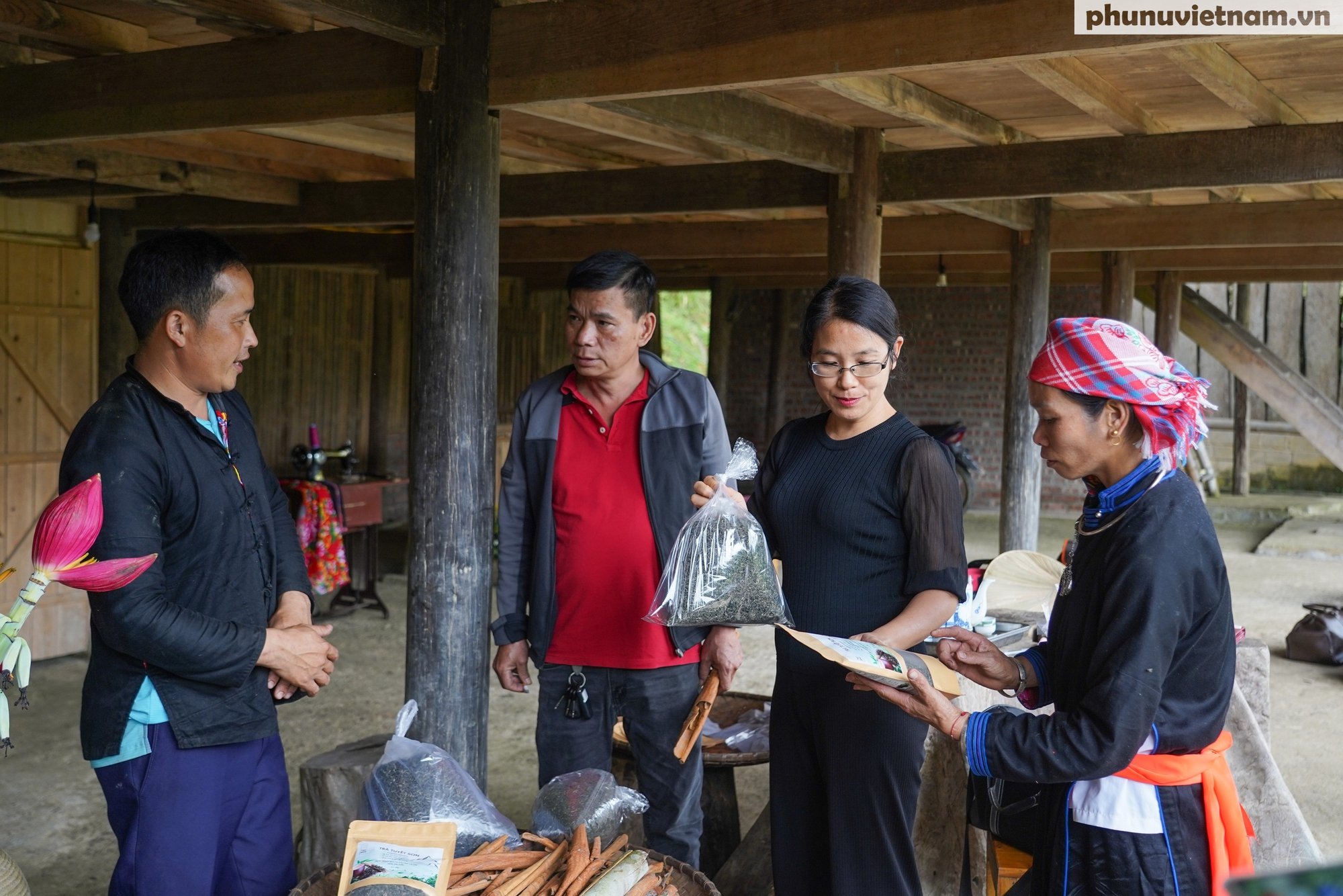 Phụ nữ Tày ở Bản Liền 