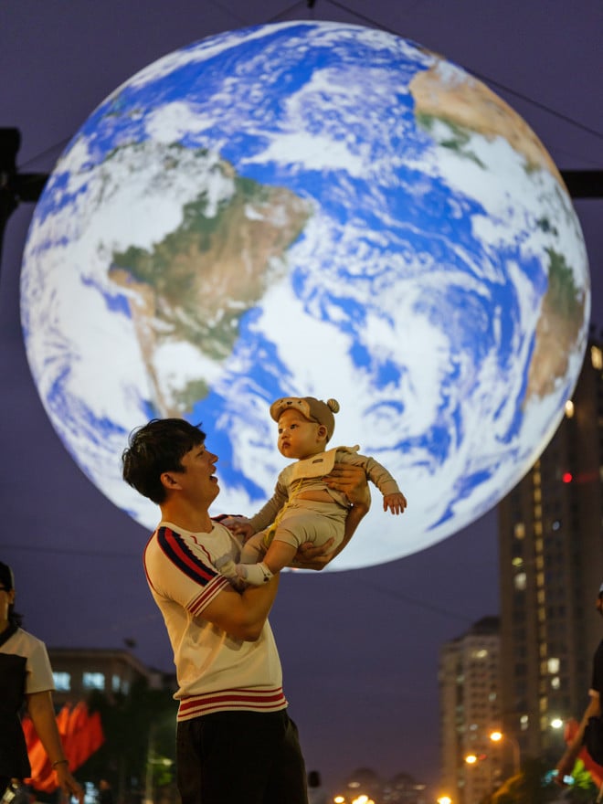 Mô hình Trái Đất “bay” giữa không gian Hồ Tây thu hút giới trẻ Hà Nội- Ảnh 1.