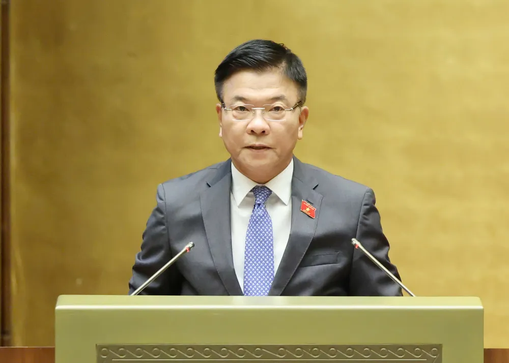 Vizepremierminister Le Thanh Long präsentierte am Nachmittag des 13. November den Entwurf der Resolution zum Staatshaushaltsplan für 2026. Foto: QUANG PHUC