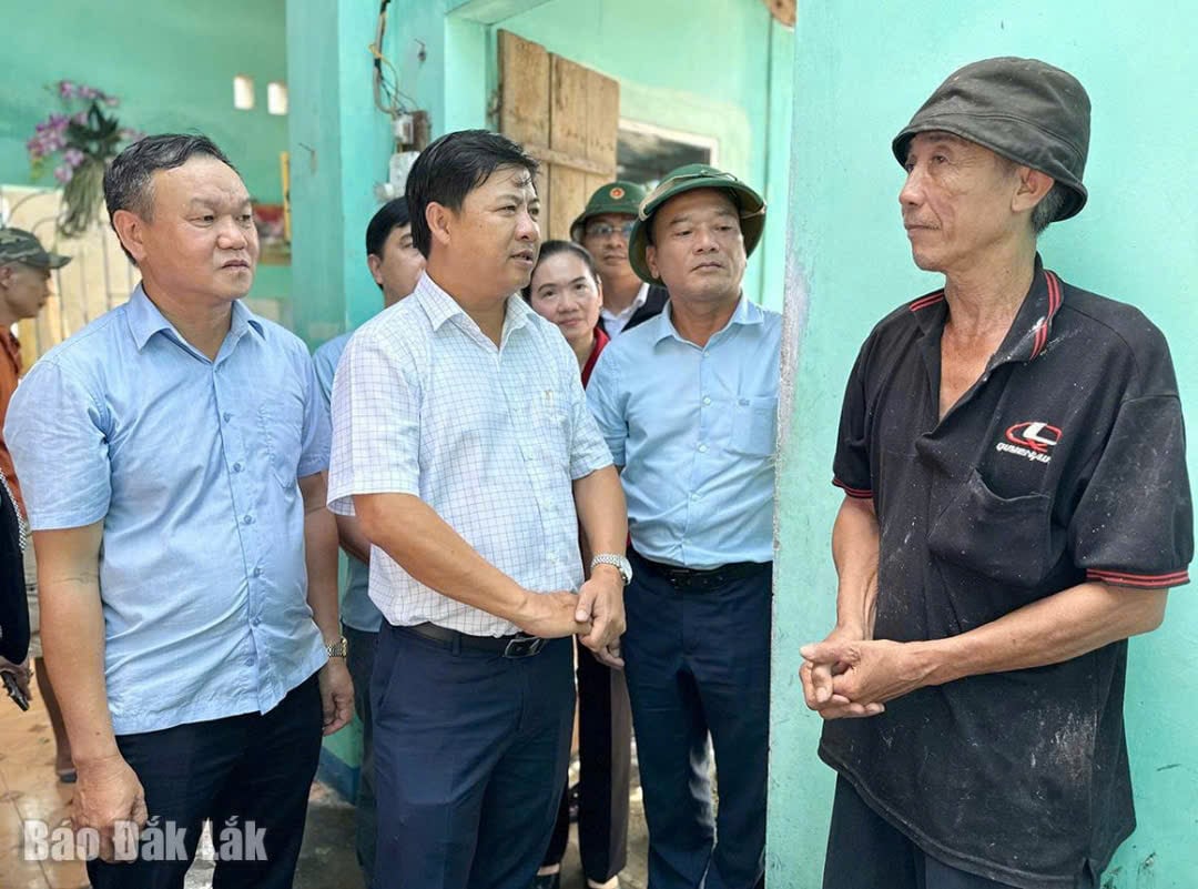 Provinční tajemník strany Luong Nguyen Minh Triet a jeho představitelé navštívili a povzbudili rodiny postižené bouří č. 13 v okrese Song Cau. Foto: Ha My