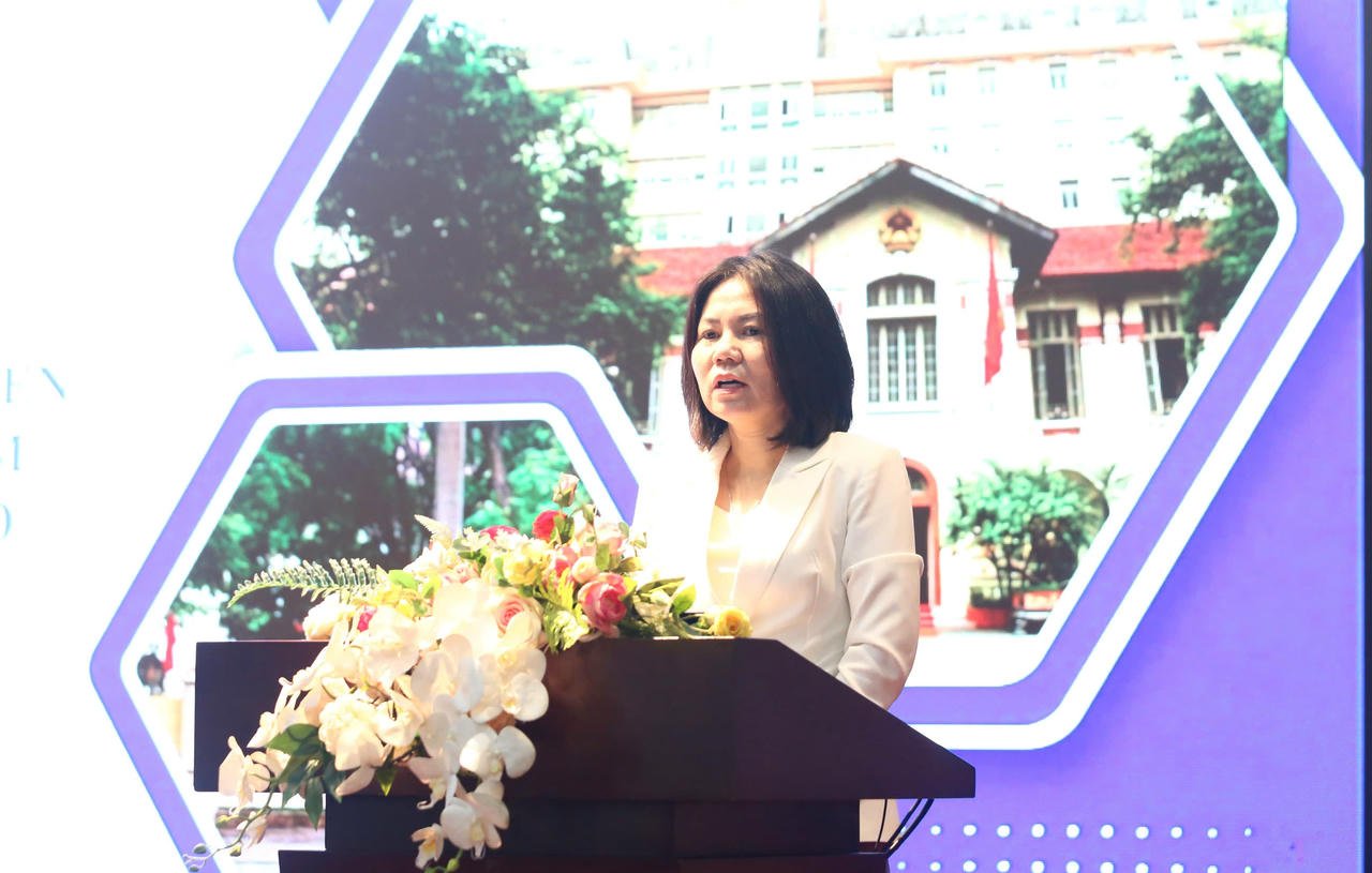 Fru Nguyen Nhu Quynh, chef för den juridiska avdelningen, presenterade en översiktsrapport om decentralisering och delegering av befogenheter inom de områden som lyder under den statliga förvaltningsbefogenheten under ministeriet för vetenskap och teknik. (Källa: Ministeriet för vetenskap och teknik)