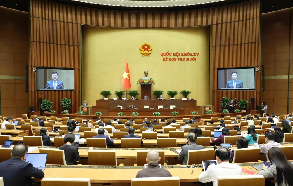 Vizepremierminister Le Thanh Long präsentierte am Nachmittag des 13. November den Entwurf der Resolution zum Staatshaushaltsplan für 2026. Foto: QUANG PHUC.jpg