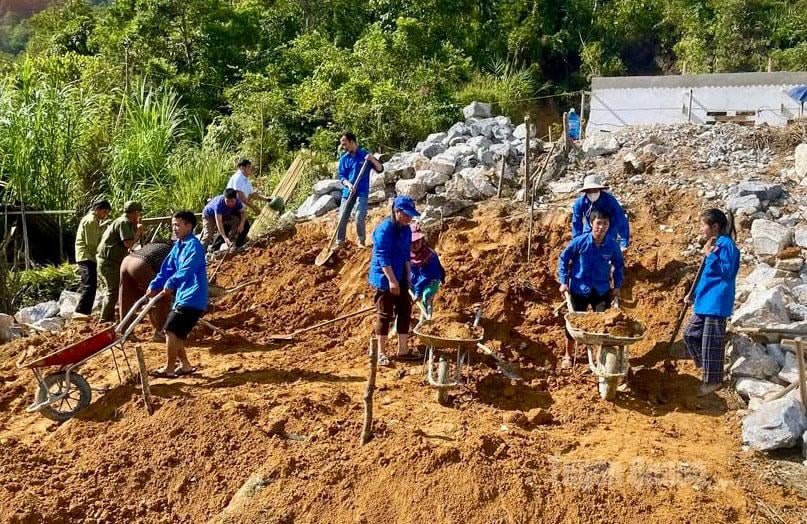 Ahli Kesatuan Belia komune Quan Ba menyokong pembaikan rumah untuk isi rumah miskin.