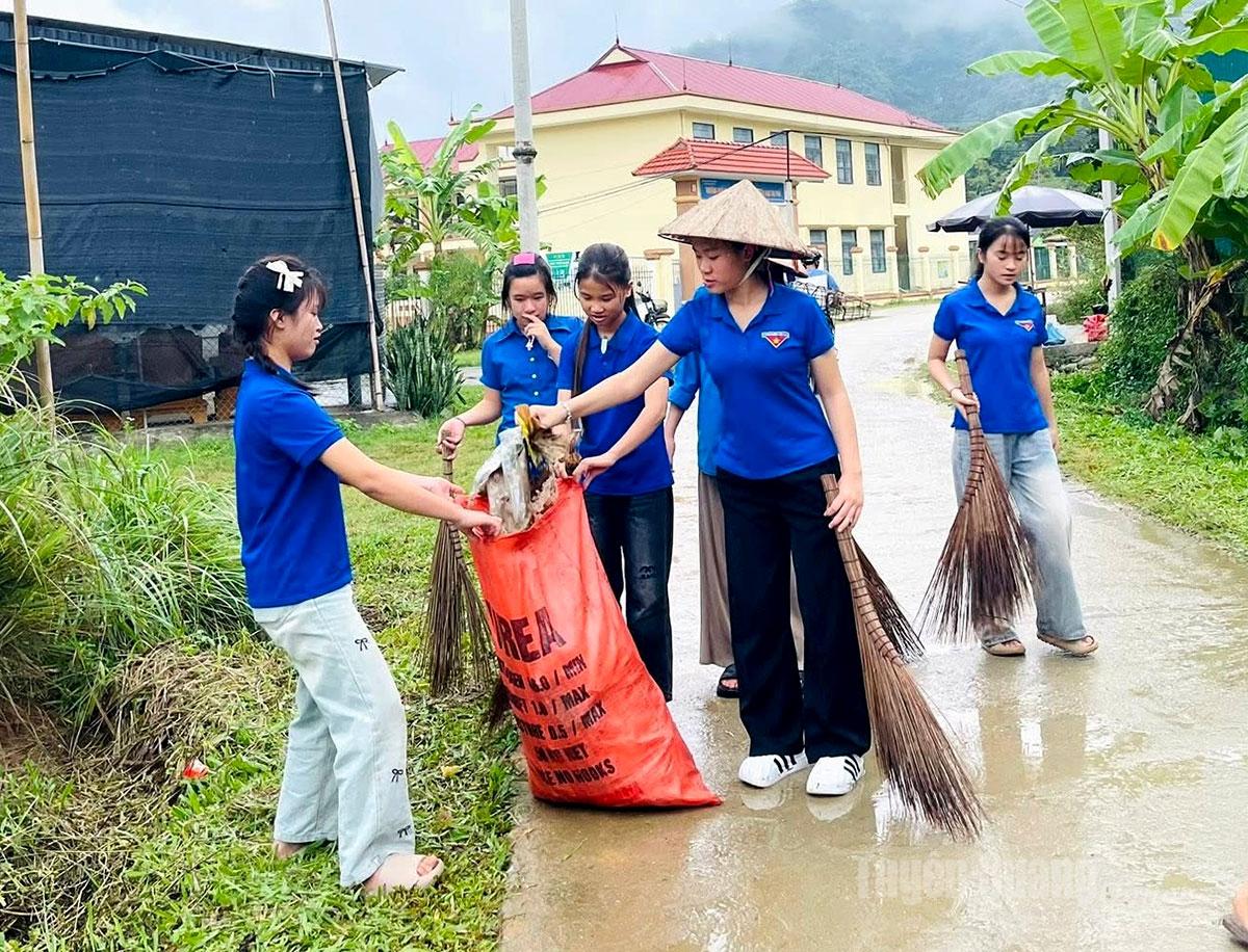 Ahli Kesatuan Belia komune Tri Phu mengambil bahagian dalam mengutip sampah dan membersihkan alam sekitar.