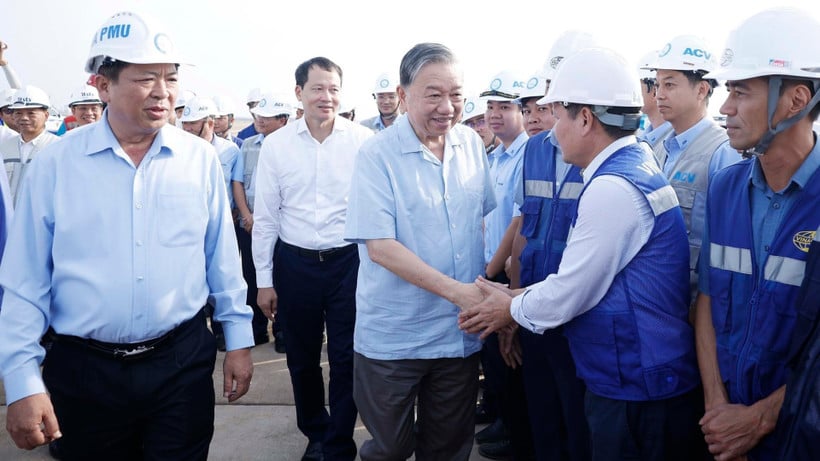 អគ្គលេខាធិកា To Lam ជាមួយមន្ត្រី កម្មករ និងកម្មករ សាងសង់គម្រោងអាកាសយានដ្ឋានអន្តរជាតិ Long Thanh។ (រូបថត៖ VNA)