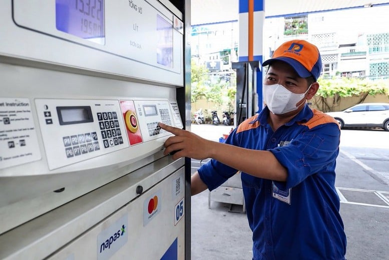 Chiều 13/11: Giá xăng tăng nhẹ- Ảnh 1.