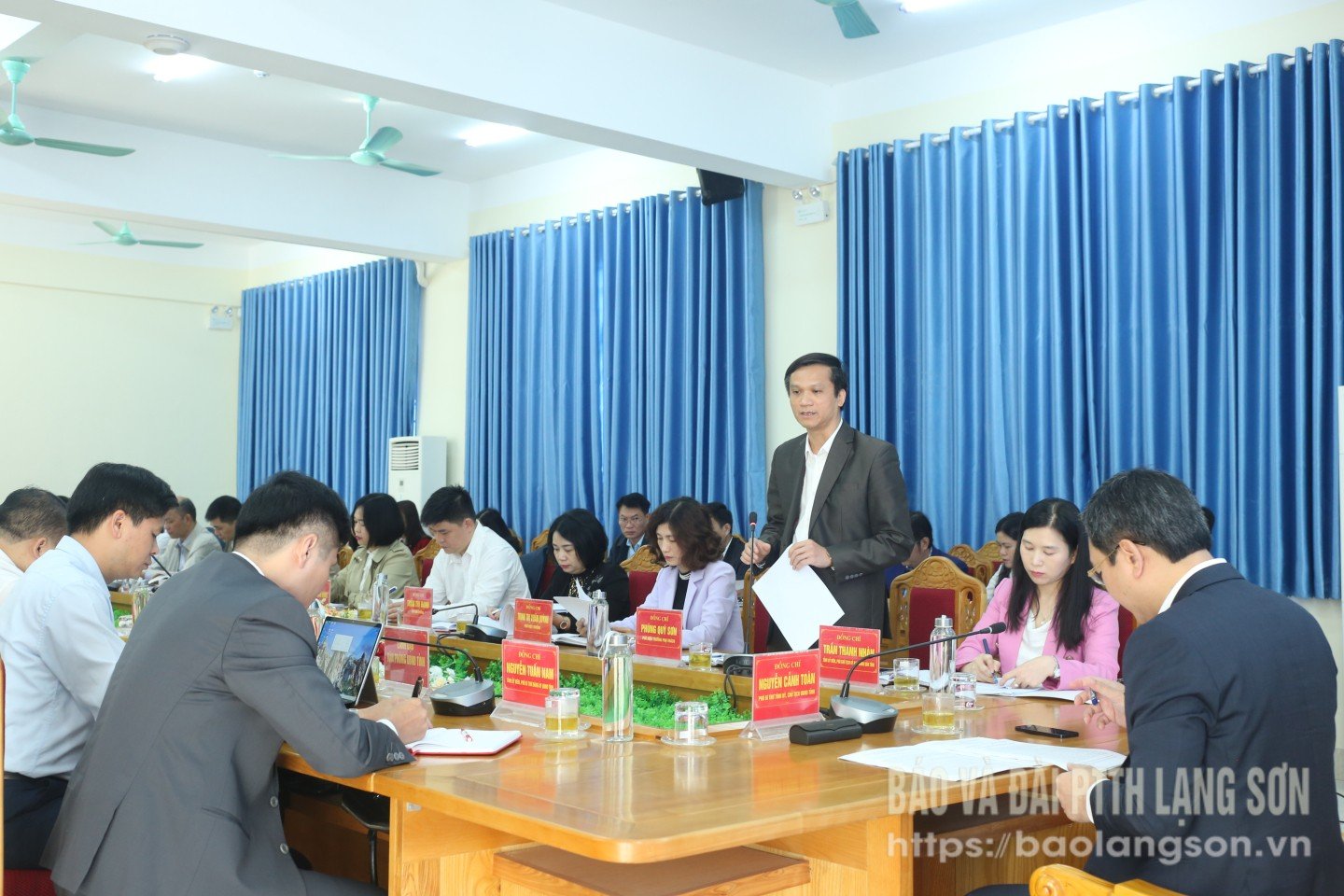 ថ្នាក់ដឹកនាំមហាវិទ្យាល័យ Lang Son បានរាយការណ៍អំពីសកម្មភាពរបស់សាលាជូនគណៈប្រតិភូការងារ។