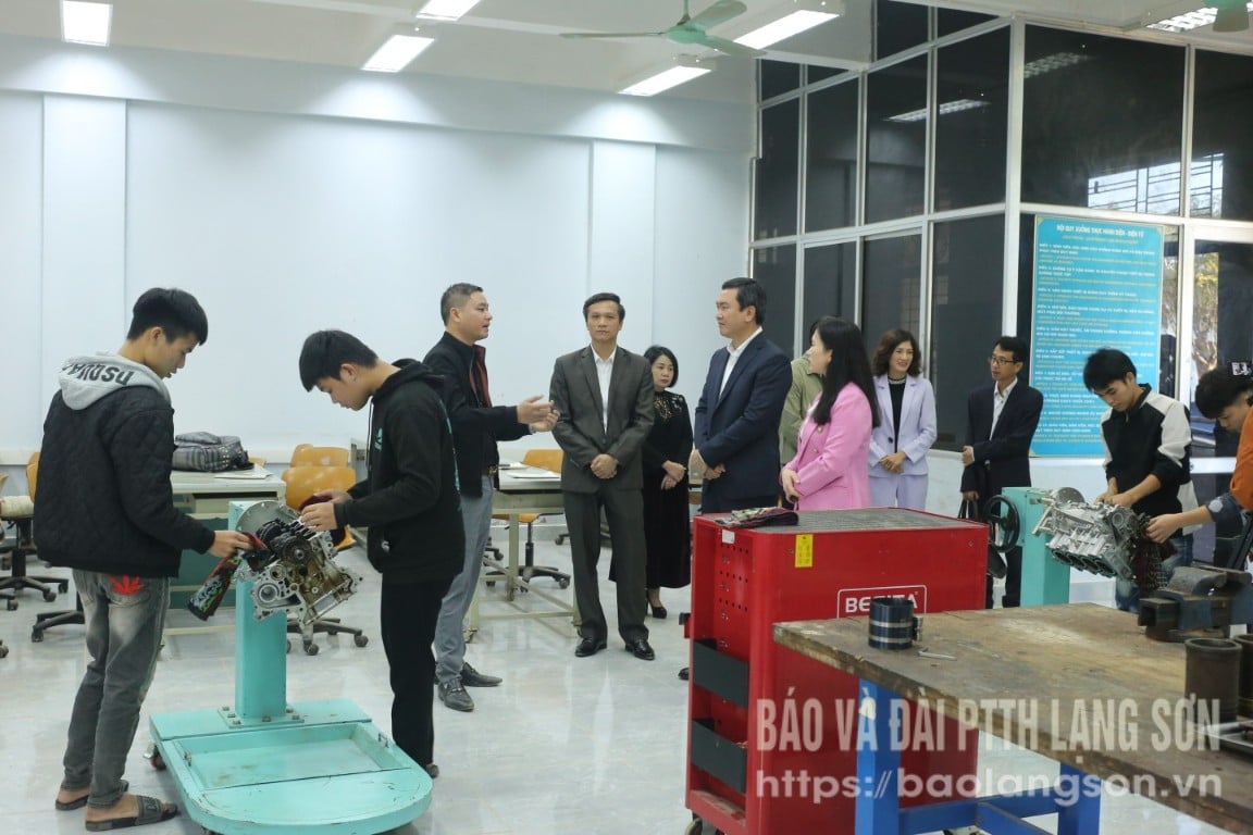 ប្រធានគណៈកម្មាធិការប្រជាជនខេត្ត និងសមាជិកគណៈប្រតិភូ បានអញ្ជើញចុះសួរសុខទុក្ខថ្នាក់រៀននៅមហាវិទ្យាល័យអគ្គិសនី និងព័ត៌មានវិទ្យា។