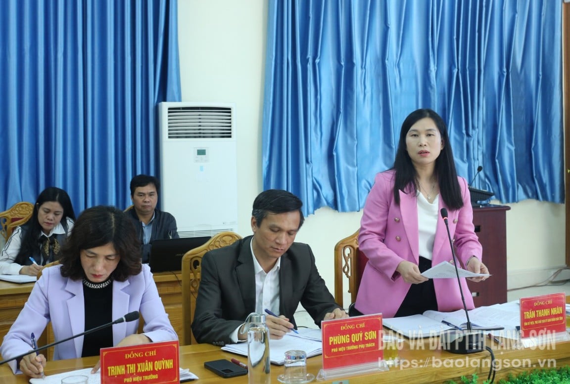 សមមិត្ត Tran Thanh Nhan សមាជិកគណៈកម្មាធិការបក្សខេត្ត អនុប្រធានគណៈកម្មាធិការប្រជាជនខេត្ត ថ្លែងមតិក្នុងកិច្ចប្រជុំការងារ។