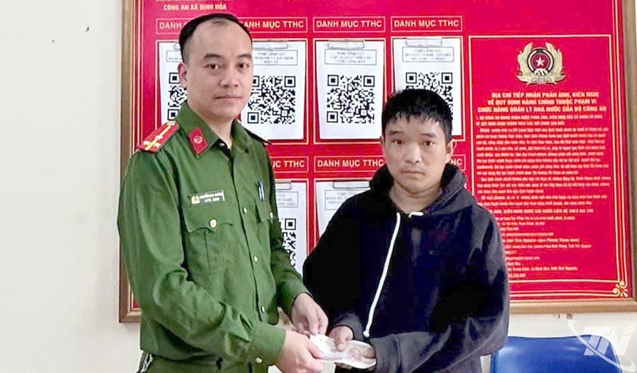 Công an xã Định Hóa hỗ trợ tiền xe giúp anh Sùng Mí Súng trở về nhà