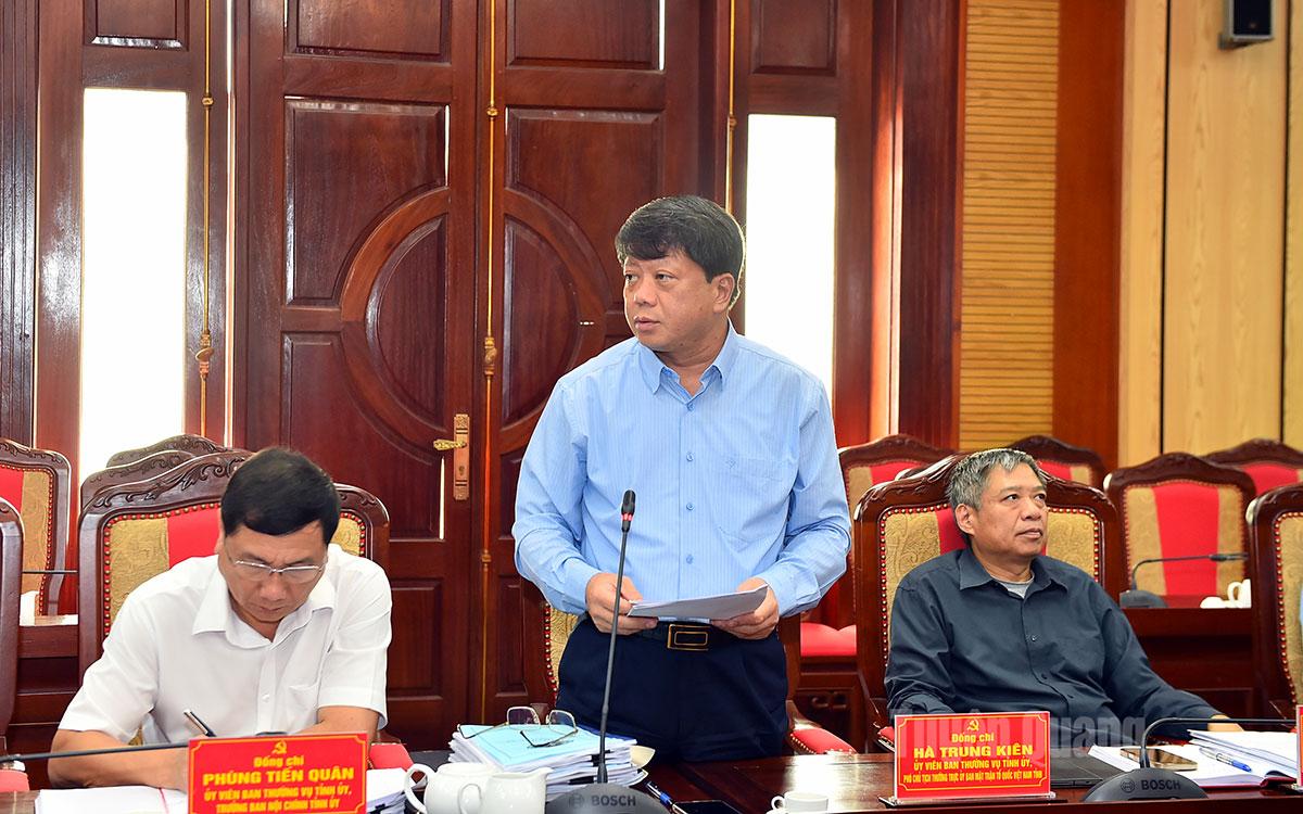 Komrad Ha Trung Kien, Naib Pengerusi Tetap Jawatankuasa Front Tanah Air Wilayah, melaporkan mengenai penyediaan kandungan Kongres pertubuhan sosio-politik.