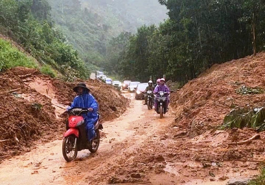 Οι πλημμύρες προκάλεσαν κατολισθήσεις στον δρόμο Truong Son Dong που διέρχεται από την πόλη Da Nang και την επαρχία Quang Ngai.