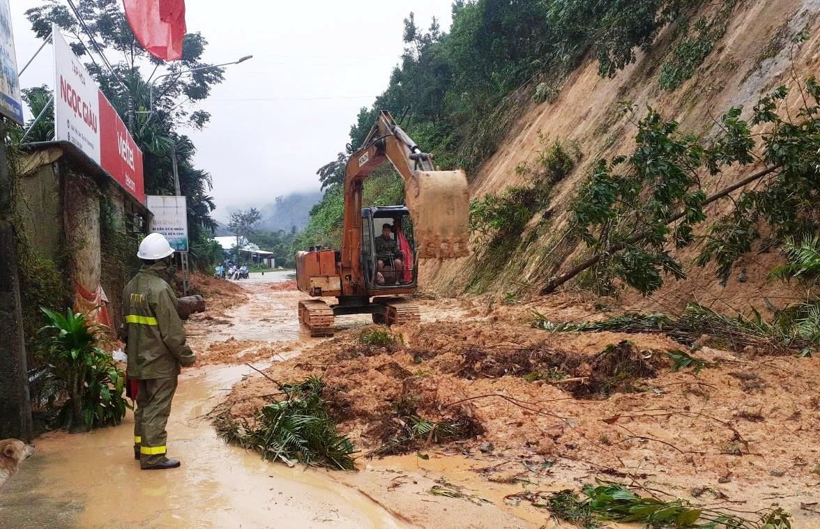 Οι αρχές και οι μονάδες διαχείρισης οδών καθαρίζουν πέτρες, χώμα και πεσμένα δέντρα που προκλήθηκαν από κατολισθήσεις στον δρόμο Truong Son Dong που διέρχεται από την πόλη Da Nang και την επαρχία Quang Ngai.
