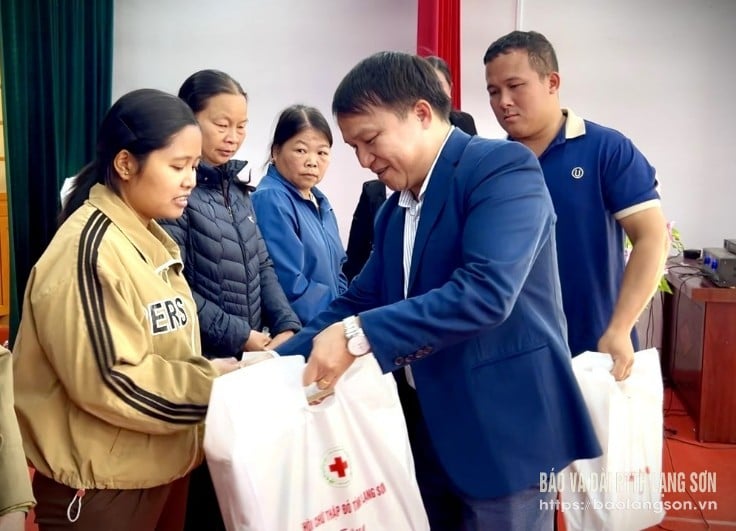 ថ្នាក់ដឹកនាំគណៈកម្មាធិការបក្សឃុំ Tan Doan ជូនអំណោយដល់គ្រួសារជួបការលំបាកដោយខ្យល់ព្យុះលេខ ១១ នៅឃុំ Tan Doan ។