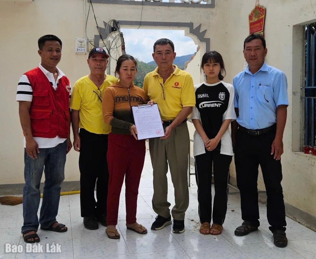 តំណាងមូលនិធិ Thien Tam ផ្តល់ថវិកាឧបត្ថម្ភដល់គ្រួសារសពនៅឃុំ Xuan Lanh