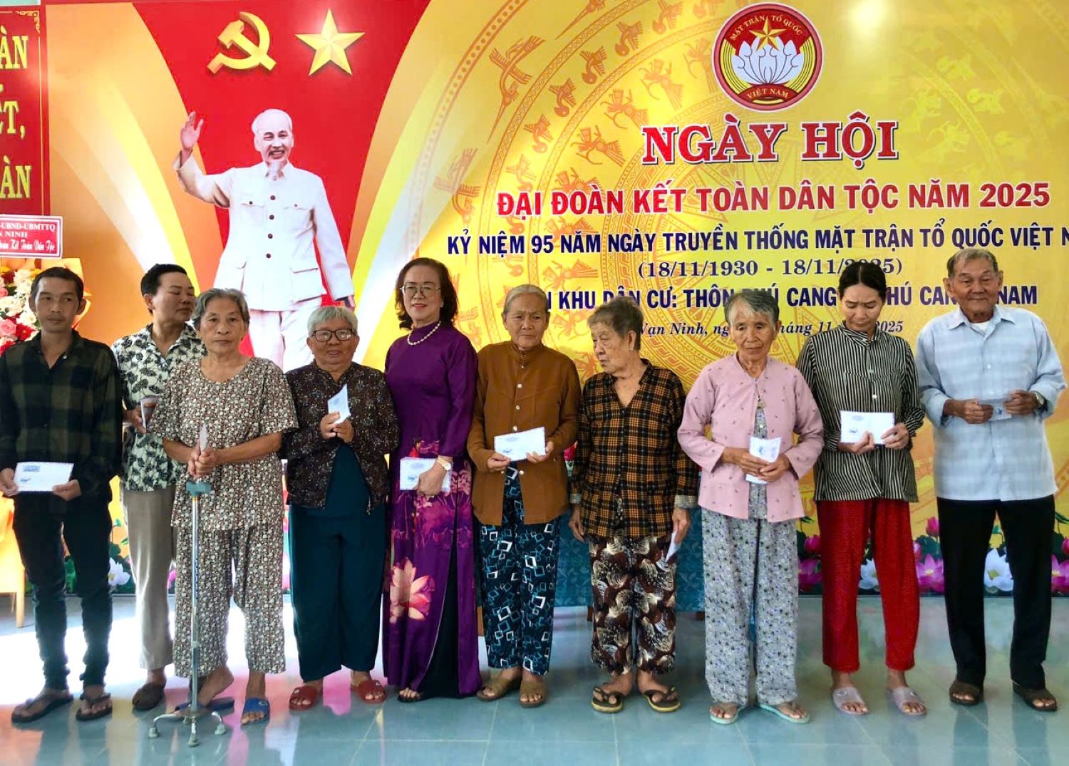 Perwakilan donatur yang dermawan memberikan hadiah kepada rumah tangga miskin.