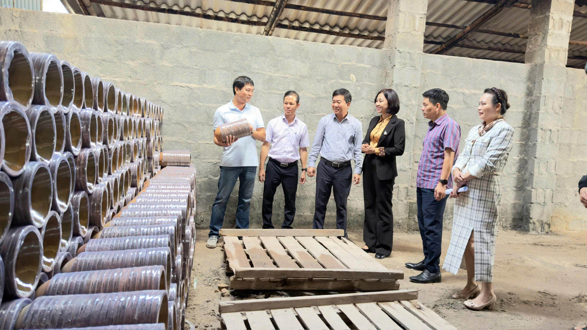 Tình hình sản xuất gốm sứ ổn định tại Công ty TNHH Đức Huấn (Cụm Công nghiệp Thuận Đức)- Ảnh: H.Tr.