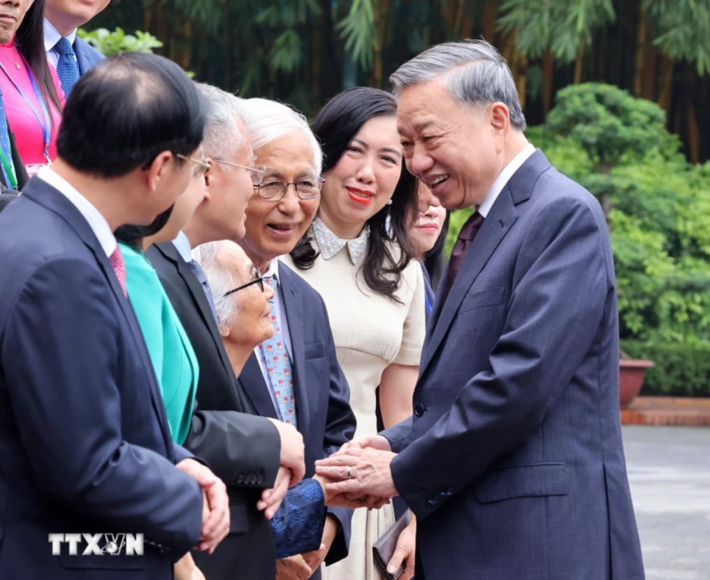 Generalsekreterare till Lam (dåvarande generalsekreterare och president) med framstående utländska vietnameser vid den fjärde konferensen för utländska vietnameser runt om i världen och forumet för vietnamesiska intellektuella och experter utomlands, augusti 2024. (Foto: Lam Khanh/VNA)