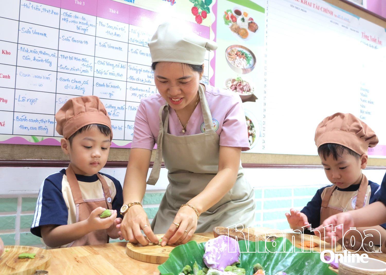 Cô và cháu Trường Mầm non Tân Lập 1 (phường Nha Trang). 