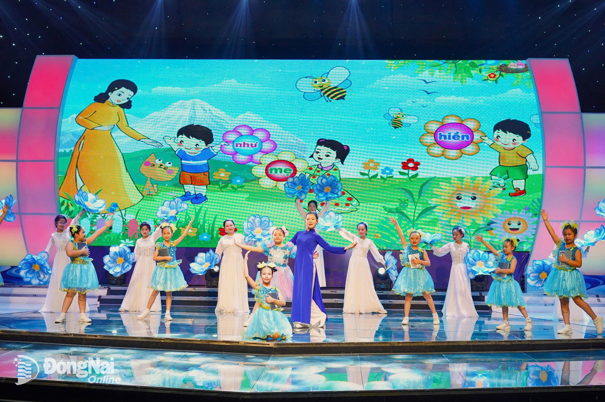 ວົງດົນຕີຮວ່າງມາຍ ແລະ ວົງດົນຕີ Bambino ສົ່ງຄວາມຮັກແພງເຖິງອາຈານຜ່ານບົດເພງ “ຄຳເວົ້າຂອງຄູ”, ດົນຕີ ດັ້ງຮຸ່ງ, ເນື້ອຮ້ອງໂດຍ ຟ້າມຮ່ຽນ, ຢູ່ເວທີໜັງສືພິມ, ວິທະຍຸ ແລະ ໂທລະພາບ ດົງນາຍ. ພາບໂດຍ ພູວົງ 