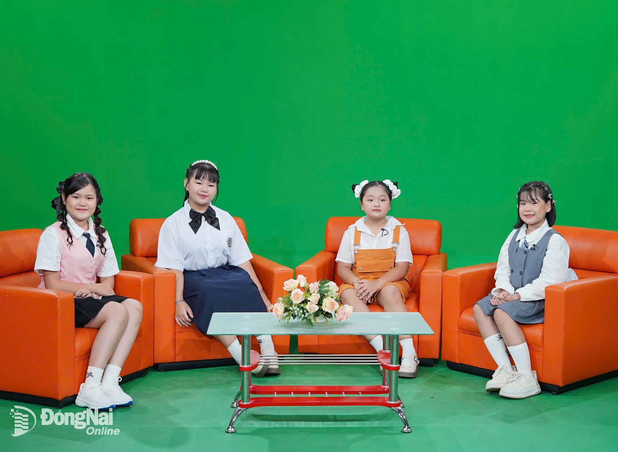 ເອື້ອຍ Hoang Uyen - Hoang My ພົວພັນກັບ MC San San - An An ໃນລາຍການຢູ່ສະຕູດິໂອ S5 ຂອງໜັງສືພິມ, ວິທະຍຸ ແລະ ໂທລະພາບ ແຂວງ ດົ່ງນາຍ. ພາບໂດຍ ຊວນຝູ