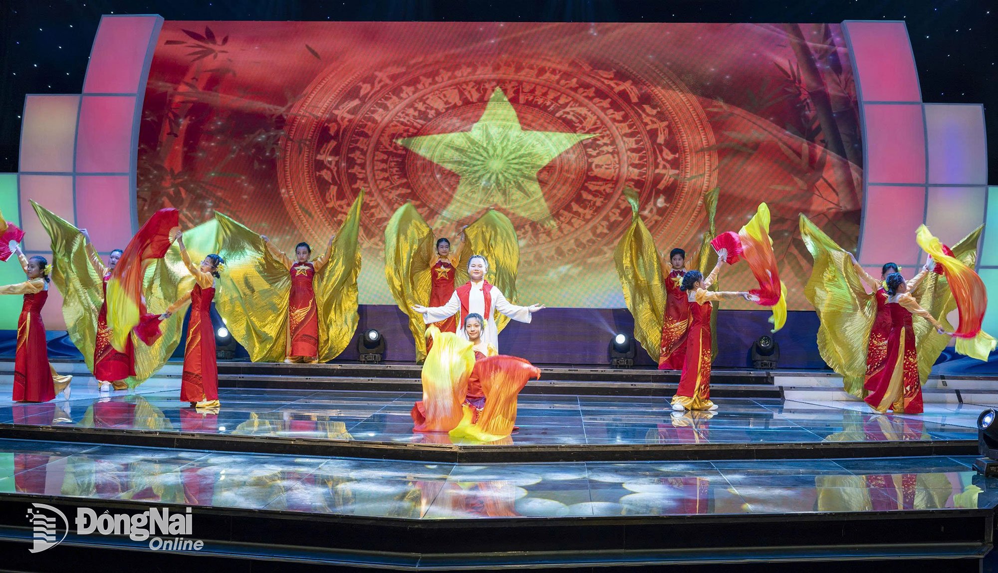 ຟ້ອນ ຮ່ວາງອຽນ ແລະ ກຸ່ມຟ້ອນ Bambino ຮ້ອງເພງ “ເລືອດແດງ, ຜິວເຫຼືອງ”, ແຕ່ງໂດຍ Erik & DTAP ຢູ່ເວທີຂອງໜັງສືພິມ, ວິທະຍຸ ແລະ ໂທລະພາບ ດົງນາຍ. ພາບ: ພູວົງ 