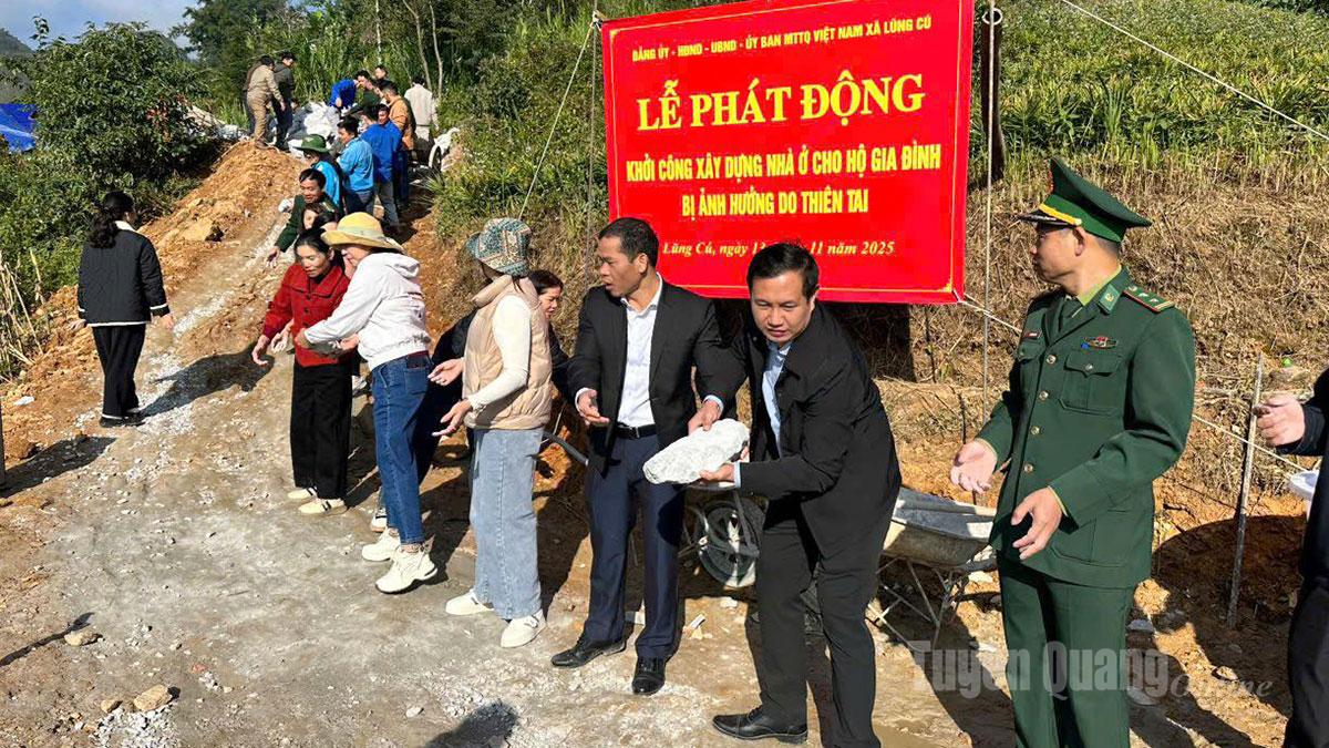 Cán bộ, Nhân dân xã Lũng Cú vận chuyển vật liệu giúp gia đình ông Lù Chúa Pó xây dựng nhà.