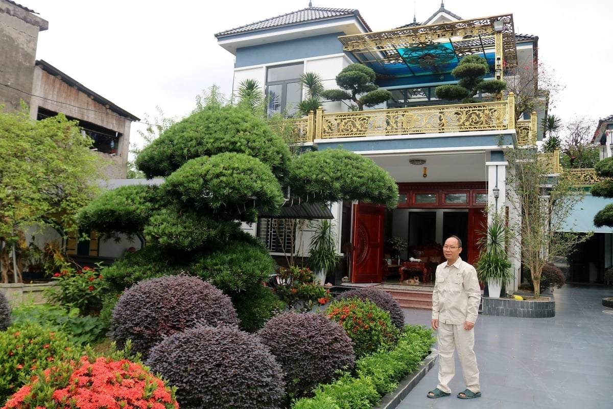 Ông Lê Mạnh Quý đã viết lên những kỳ tích trên quê hương Bảo Thắng, Lào Cai. Ảnh: Bích Hợp.