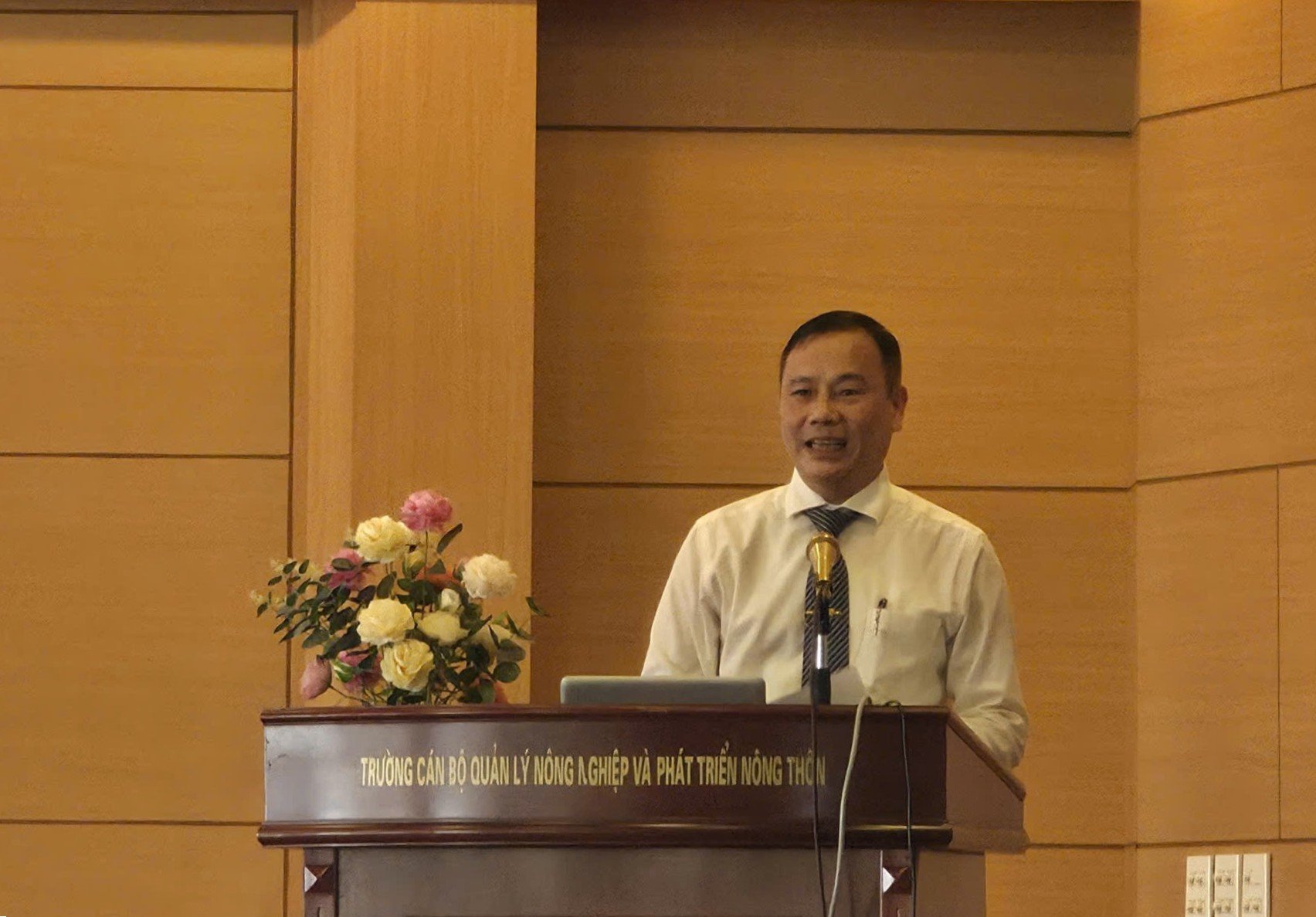 TS. Nguyễn Quốc Oánh, Hiệu trưởng Trường Cán bộ Quản lý Nông nghiệp và Phát triển nông thôn phát biểu khai mạc hội nghị. Ảnh: Nam Khánh.