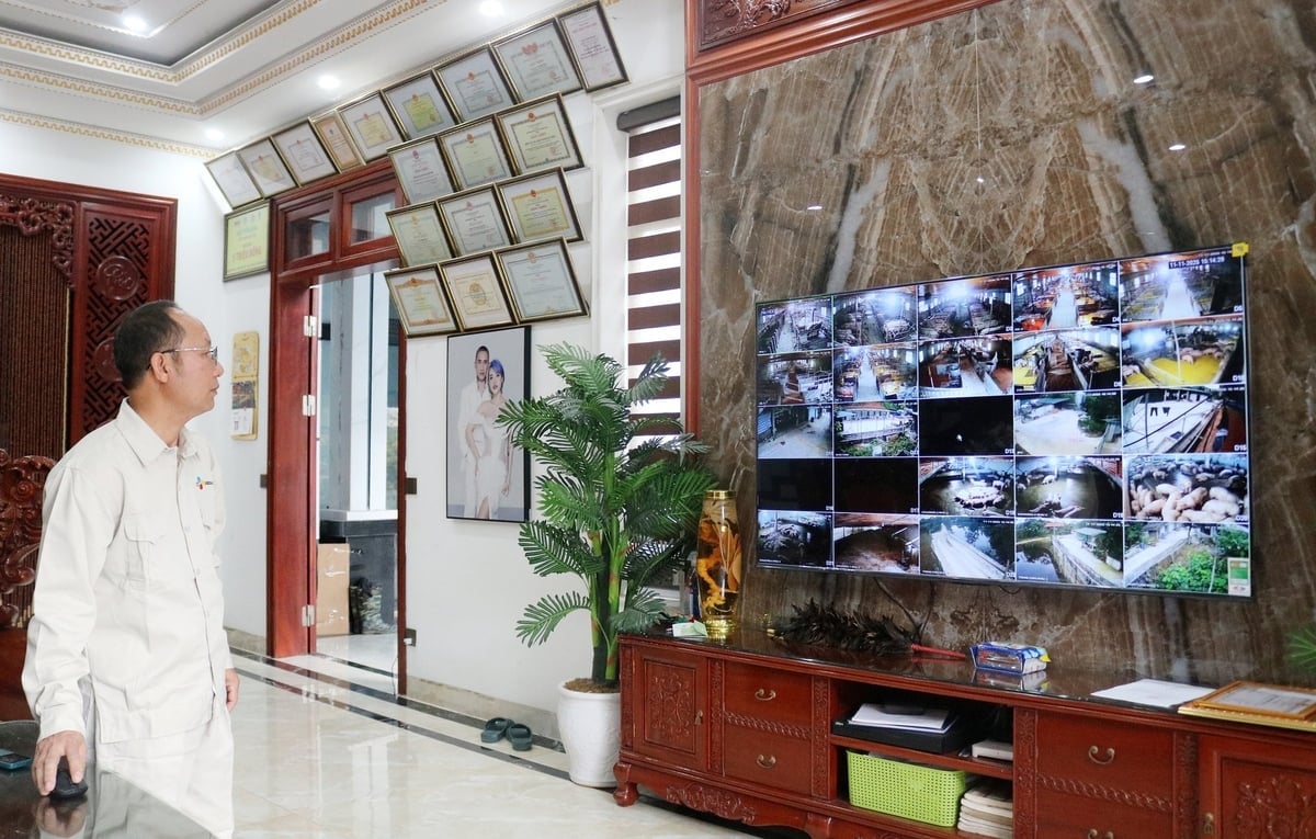 Quản lý, giám sát chăn nuôi bằng công nghệ, ông Quý là hình mẫu nông dân thời hội nhập. Ảnh: Bích Hợp.