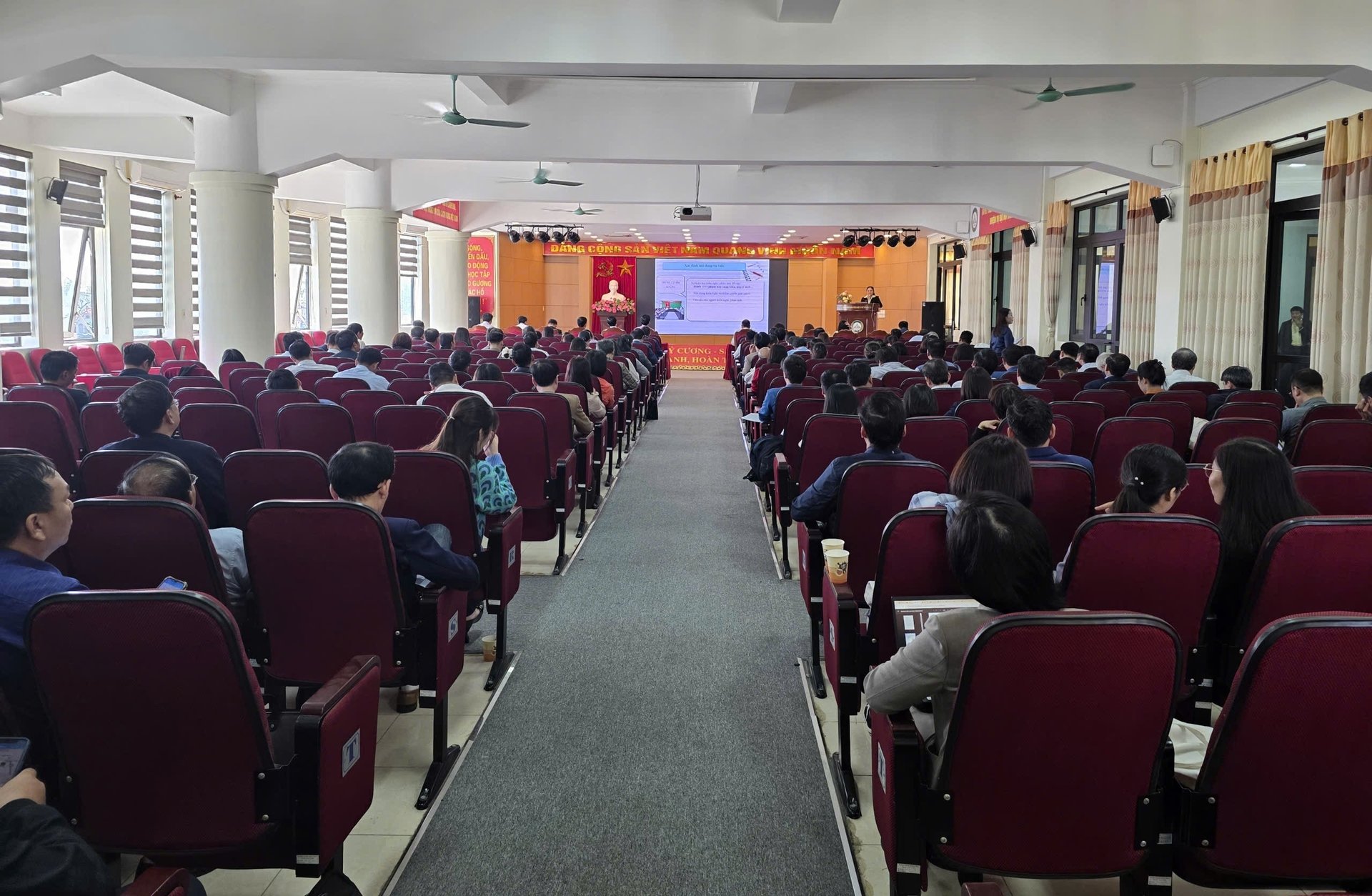 Toàn cảnh buổi tập huấn, phổ biến pháp luật về tiếp công dân, giải quyết khiếu nại, tố cáo. Ảnh: Nam Khánh.