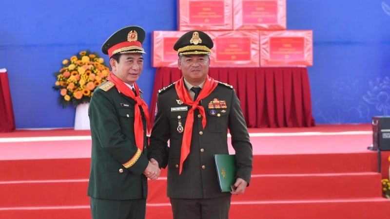 Đại tướng Phan Văn Giang, Ủy viên Bộ Chính trị, Phó Bí thư Quân ủy Trung ương, Bộ trưởng Quốc phòng Việt Nam và Đại tướng Tea Seiha, Phó Thủ tướng Chính phủ, Bộ trưởng Quốc phòng Vương quốc Campuchia.