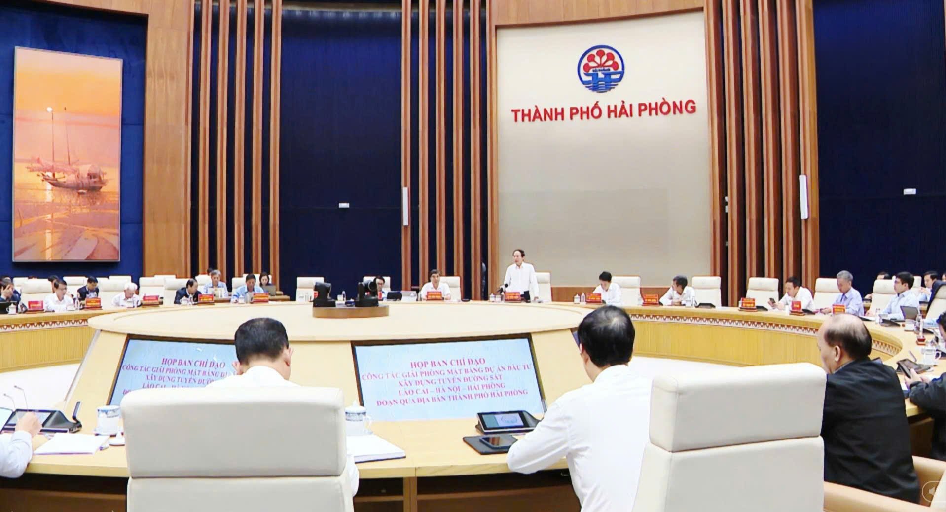 Le Tien Chau úr, a Hai Phong Városi Pártbizottság titkára elrendelte, hogy törekedjenek a Lao Cai–Hanoi–Hai Phong vasútvonal területmegtisztításának 2025-re történő befejezésére.