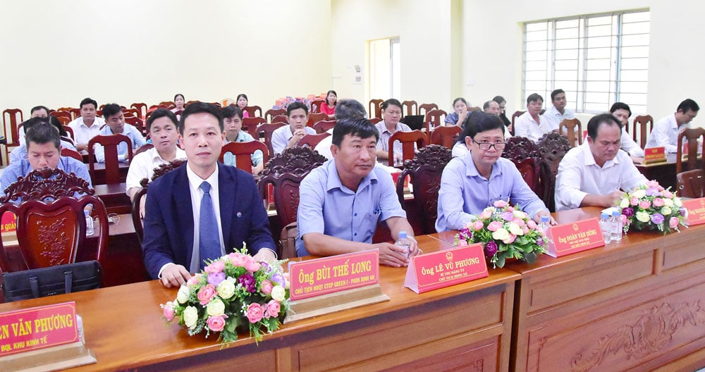 ប្រតិភូចូលរួមពិធីចុះហត្ថលេខា។