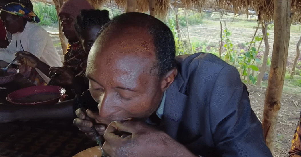 Người châu Phi lần đầu thử món cháo lòng kiểu Việt, kinh ngạc vì… quá ngon