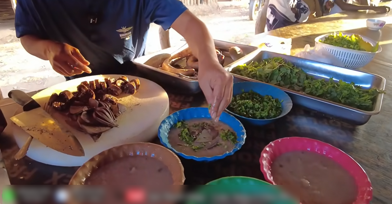 ជនជាតិ​អាហ្រ្វិក​បរិភោគ​ផ្លែ​ល្ហុង​វៀតណាម 5.png